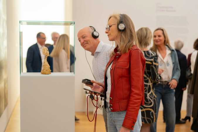 Mit dem Mediaguide unterwegs in der Ausstellung der Hilti Art Foundation: Abstract. In Focus: Carmen Herrera, Wassily Kandinsky, Mark Rothko, Foto: Sandra Maier © Hilti Art Foundation